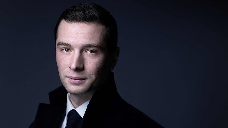 El presidente de RN, Jordan Bardella, posa durante una sesión de fotos en París