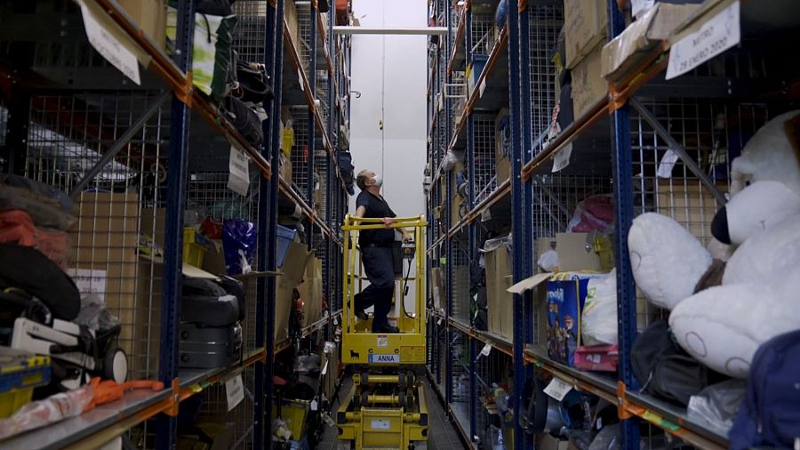 Uno de los muchos pasillos de la Oficina de Objetos Perdidos de Madrid