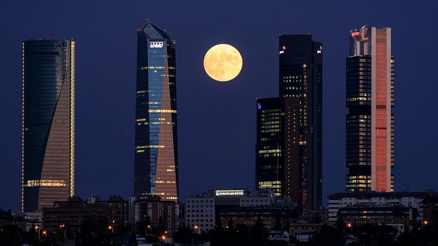 Luna llena sobre Madrid.