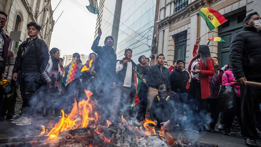 Varias personas ondean la bandera nacional de Bolivia durante un intento de golpe de Estado