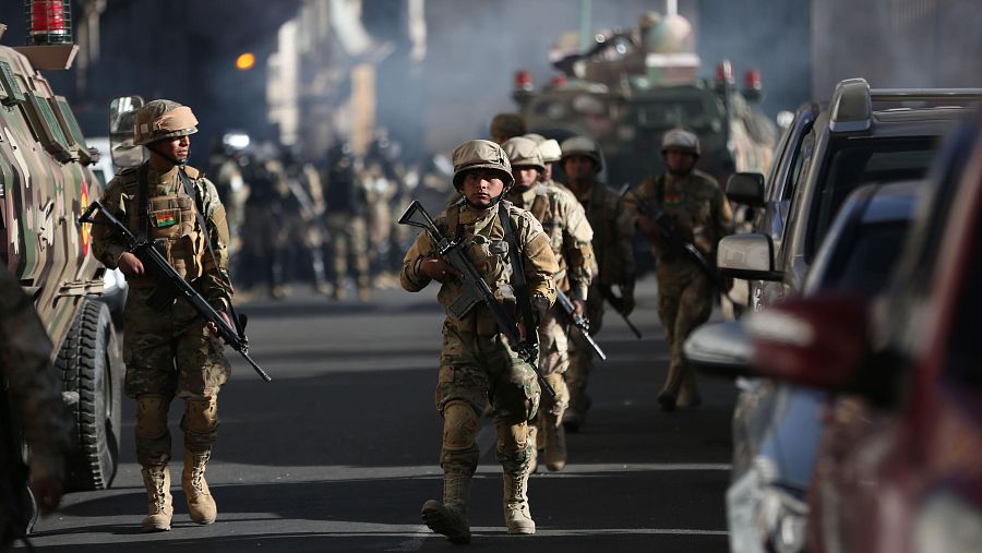 Militares caminan frente a la sede del Gobierno de Bolivia