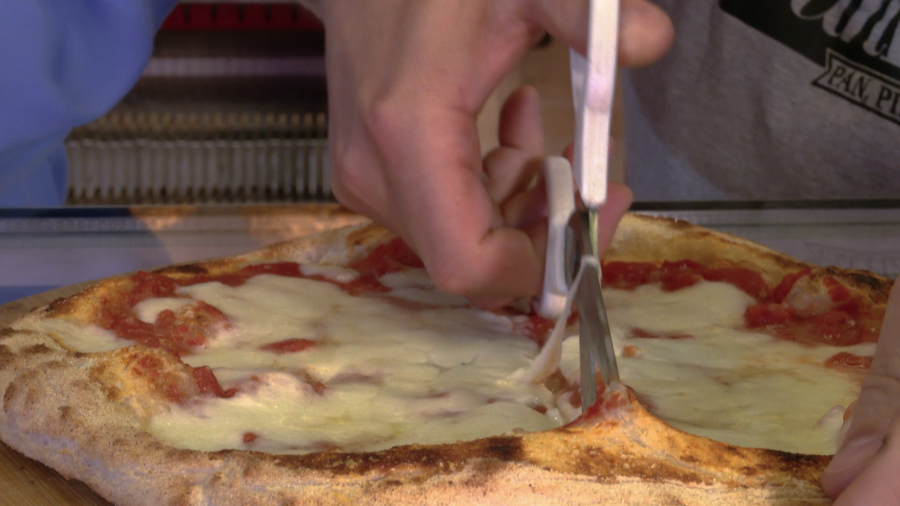 Corta la pizza en los trozos deseados y disfrútala con la mejor compañía