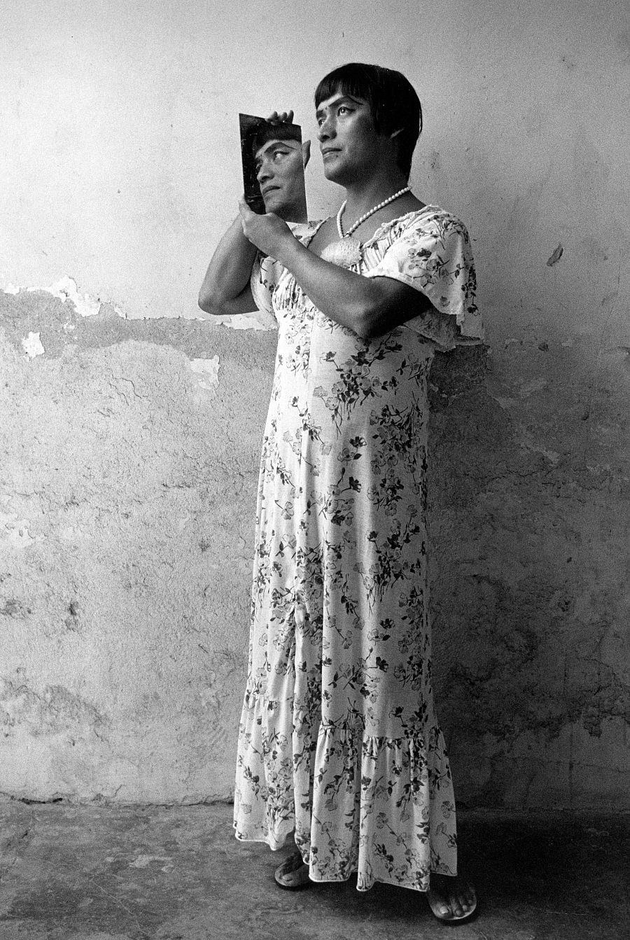 Magnolia con el espejo, Juchitán, 1986, Graciela Iturbide