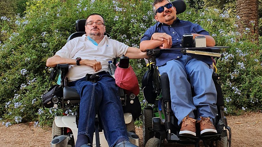 Luisfer, a la izquierda y José, a la derecha, se conocieron a través de las redes sociales en diversos grupos LGBTI+ con diversidad funcional.