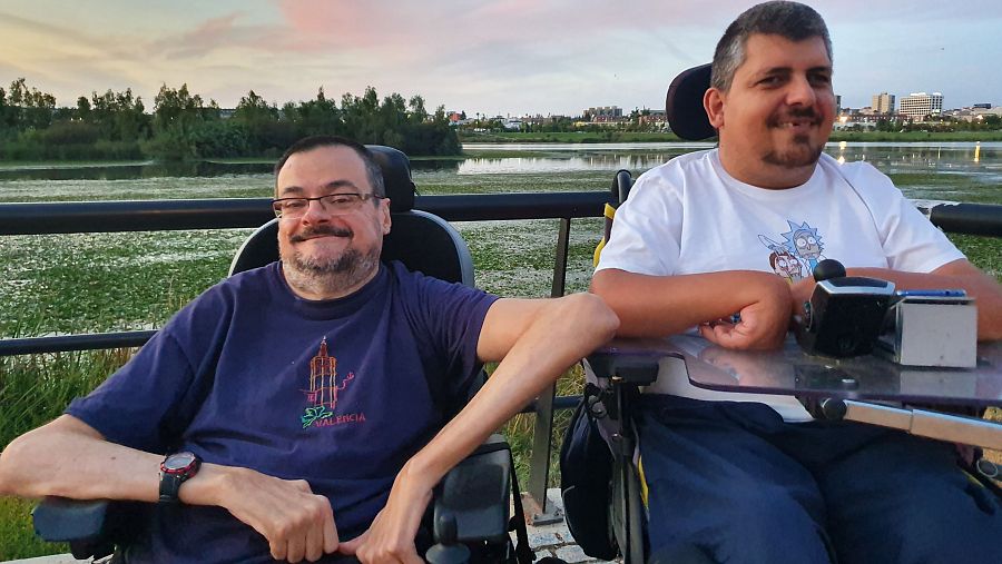 José, a la derecha, dice que convenció a su novio con su cocina.