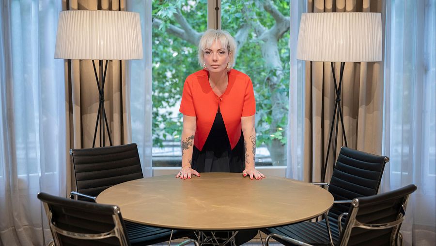 Meritxell Bautista a una sala de reunions recolzada en una taula amb quatre cadires