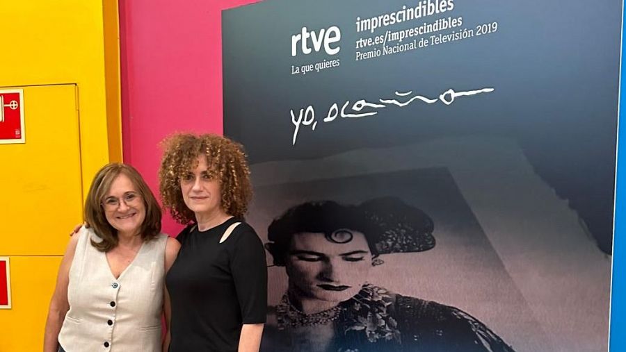 Gemma Soriano i Pilar Granero amb el cartell del documental