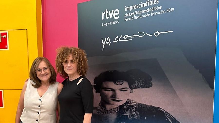 Gemma Soriano i Pilar Granero amb el cartell del documental