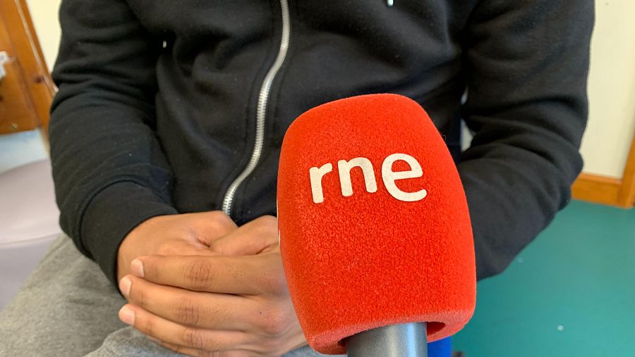 Las manos de Sadiq, quien ha decidido mantener el anonimato, durante una entrevista para RNE