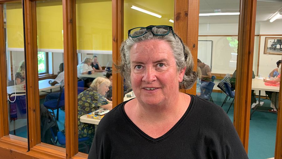 La voluntaria en el grupo Portland Global Friendship, Lucy Hardwicke, durante una merienda con personas migrantes