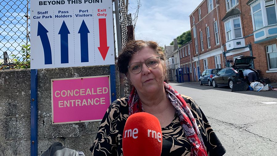 Las exalcaldesa de Portland, Carralyn Parkes, durante una entrevista para RNE frente al puerto de la ciudad