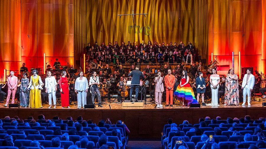 En el escenario, saludando