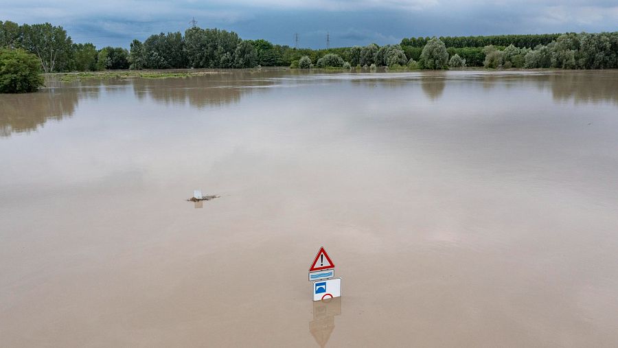 Las aguas desbordadas del río Secchia cerca de la ciudad italiana de Módena