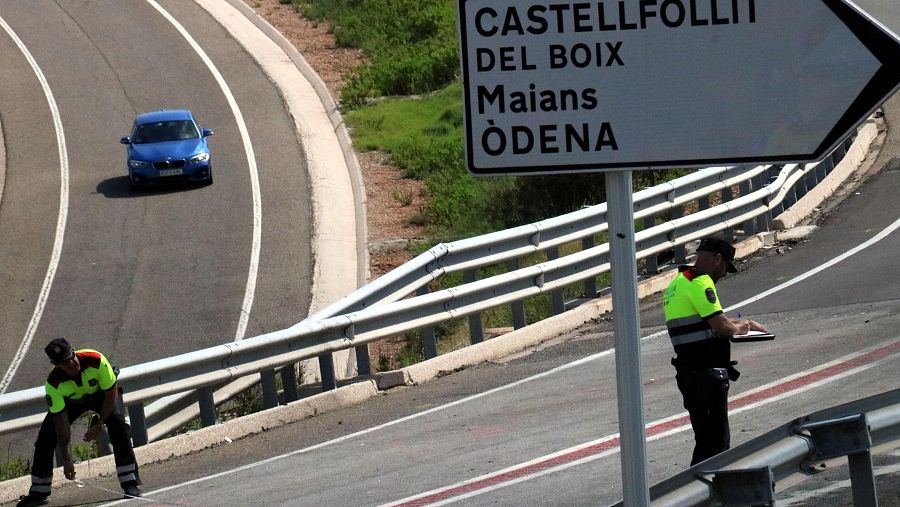 Agents dels Mossos treballen en el punt de l'accident a la C-37 a l'altura de Castellfollit del Boix (Bages)