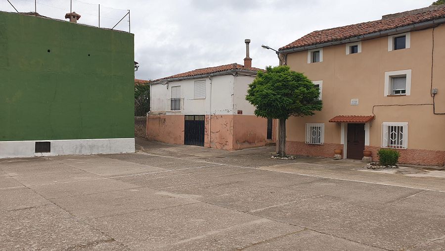 La plaza y el frontón de Benamira