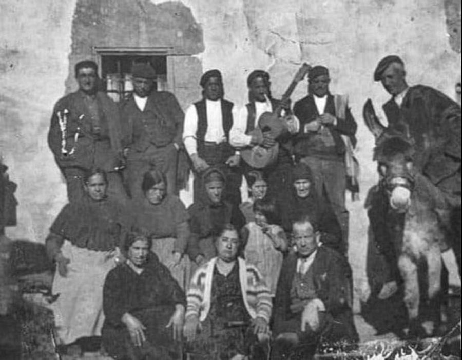 Vieja fotografía de los habitantes de Benamira