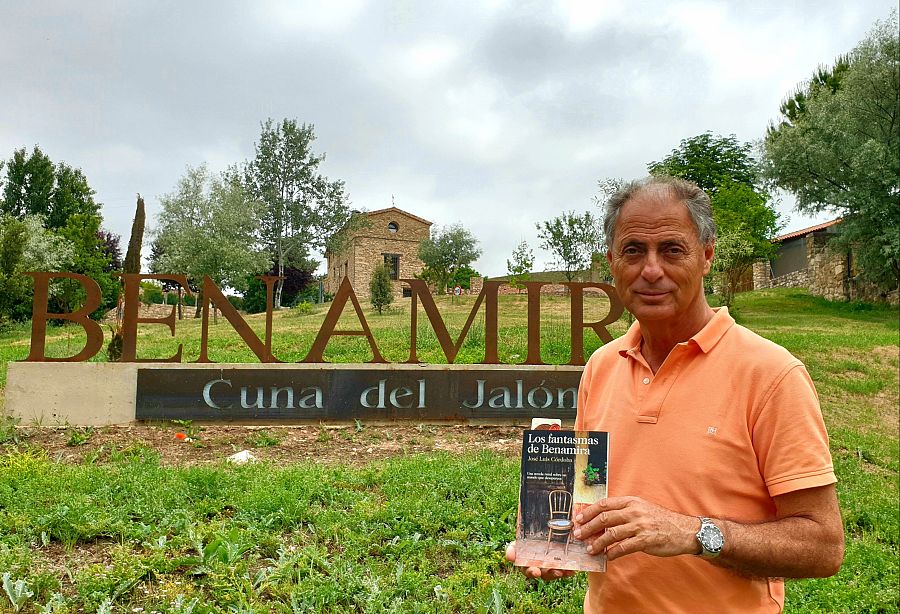 José Luis Córdoba posa delante del cartel de Benamira