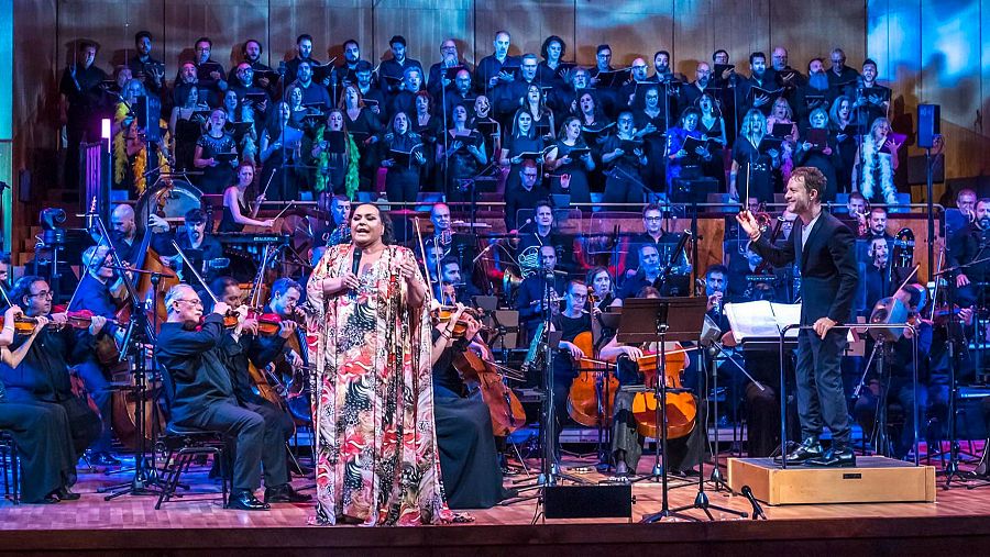 Falete durante su actuación sinfónica de 'Entender el amor'