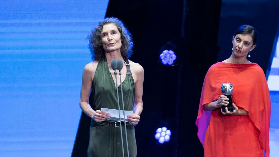 La bailarina Christine Cloux ha recibido el Premio Max a la mejor intérprete femenina por Corp Seul. (EFE/Miguel Barreto)