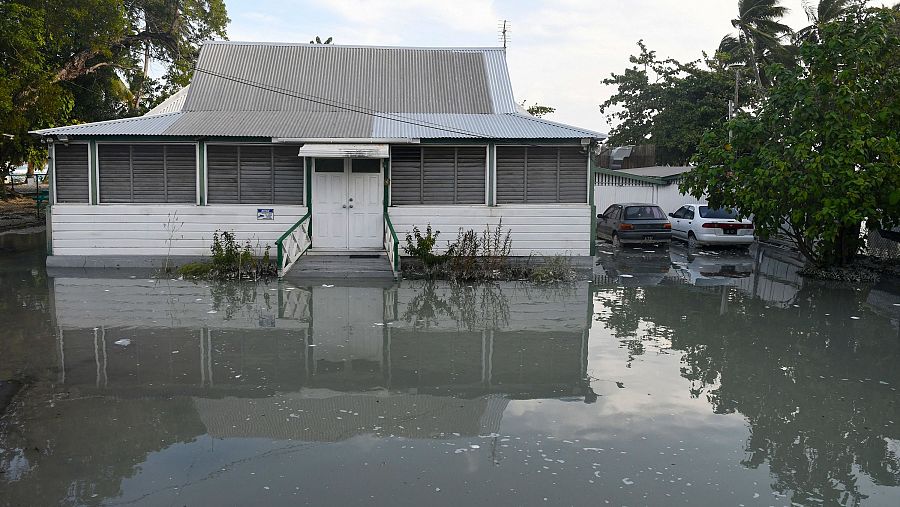 Una casa inundada tras el paso del huracán Beryl por Worthing, Barbados