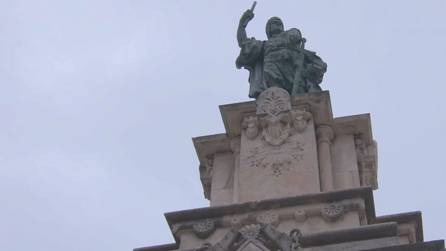 L'escultura Roger de Llúria la va construir l'arquitecte Félix Ferrer Galcerán.