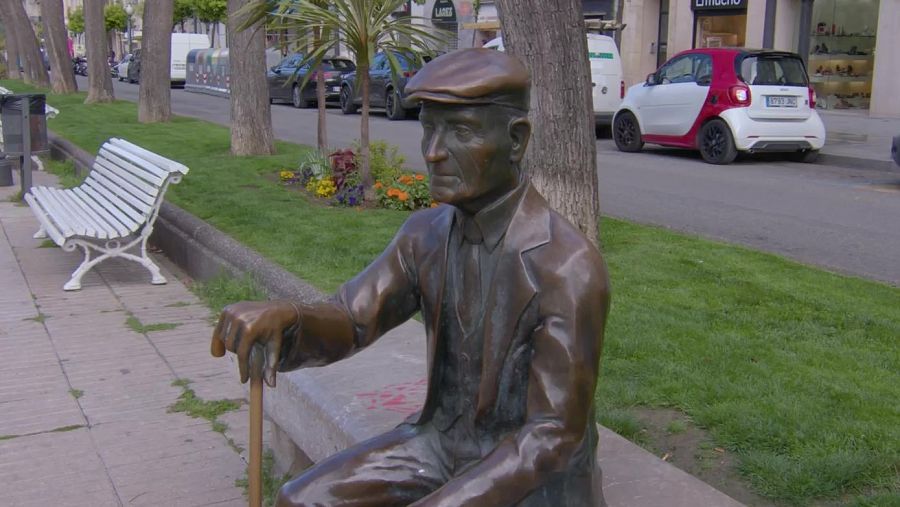 Virgili va ser un linotipista molt conegut a Tarragona que passejava sovint per la rambla Nova.