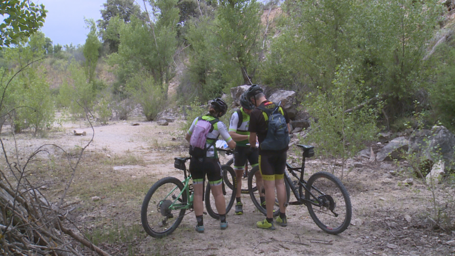 Equipo mixto orientándose en la Women Raid, Objetivo Igualdad