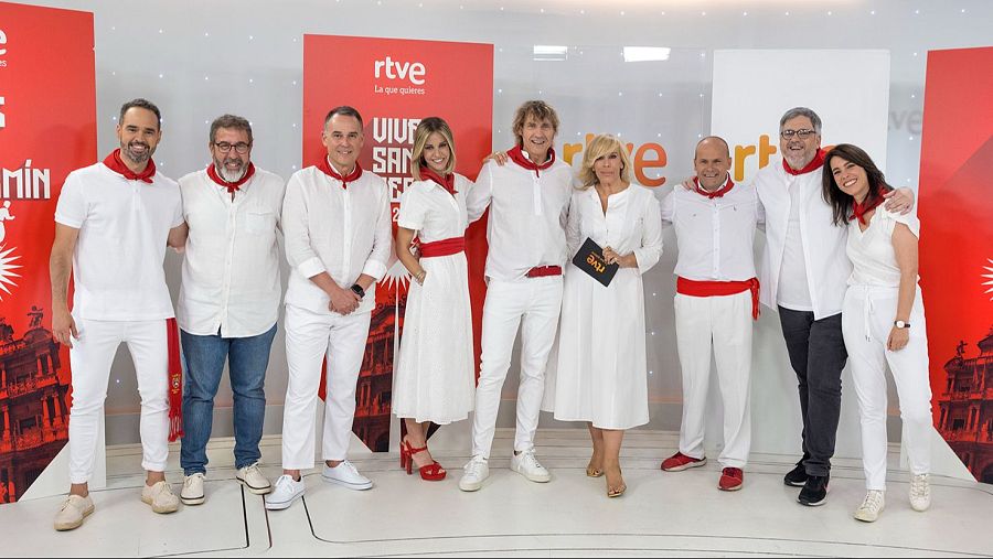 Foto de familia en la presentación de los Sanfermines 2024