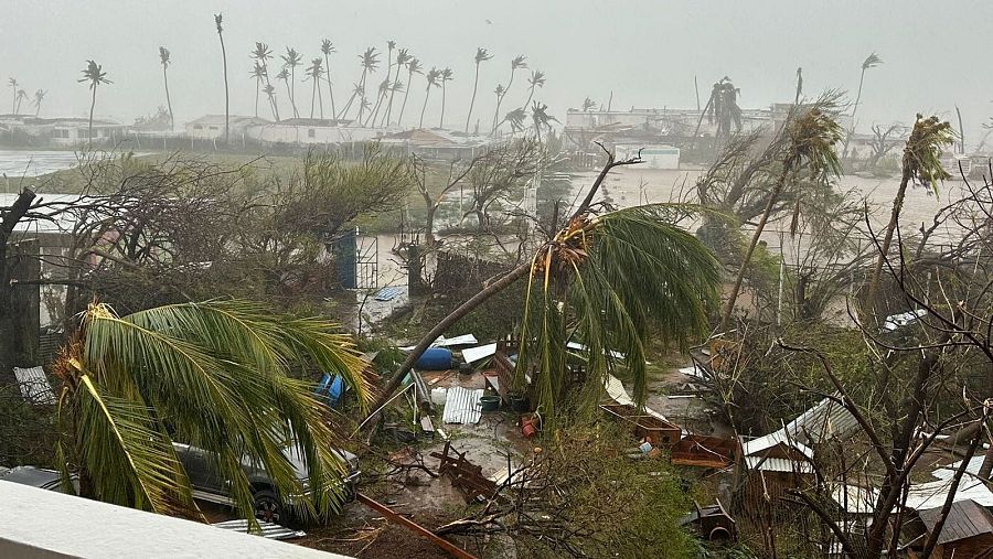 Edificios dañados tras el paso del huracán Beryl por San Vicente y las Granadinas