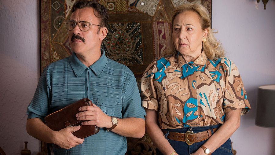 Los actores Javier Gutiérrez y Carmen Machi mirando con miedo a un lado
