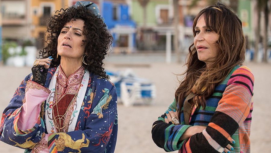 Silvia Abril y Antonia San Juan mirando con curiosidad a un lado