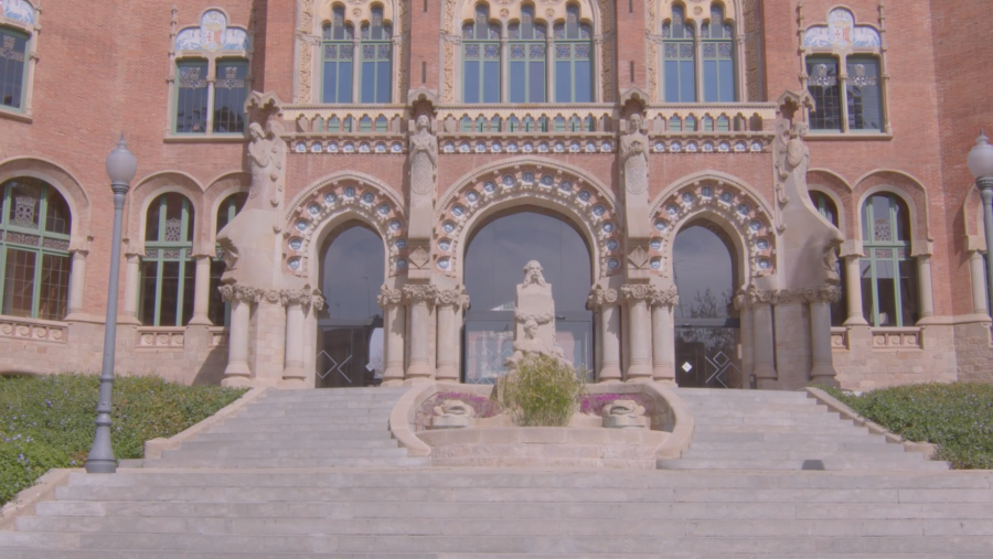 Bust de Pau Gil i Serra a l'entrada de l'Hospital de Sant Pau