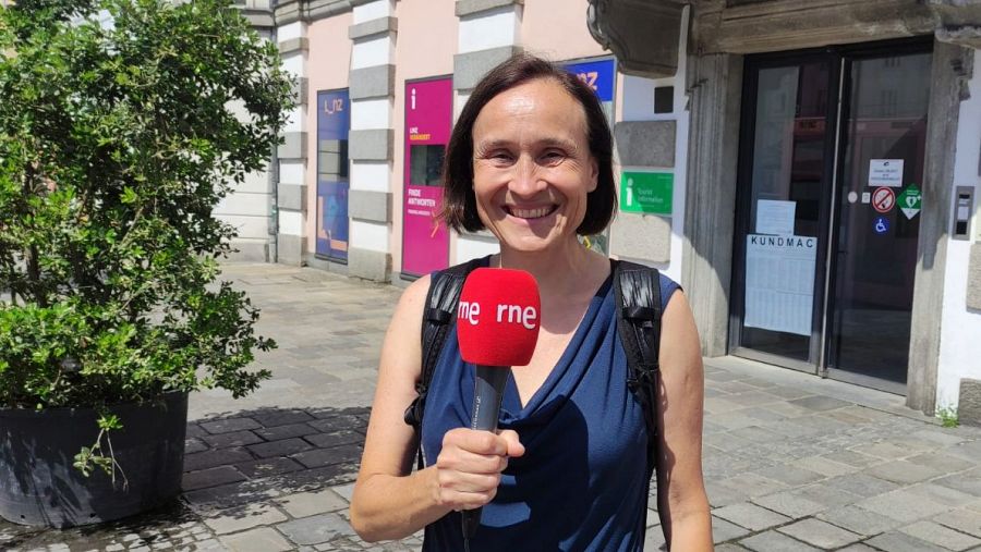 Birgit Paltinger, guía oficial de Linz, ante la oficina de turismo en el ayuntamiento antiguo.