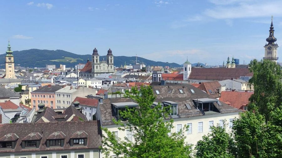 Panorámica de torres y chimeneas desde el mirador del Castillo de Linz.