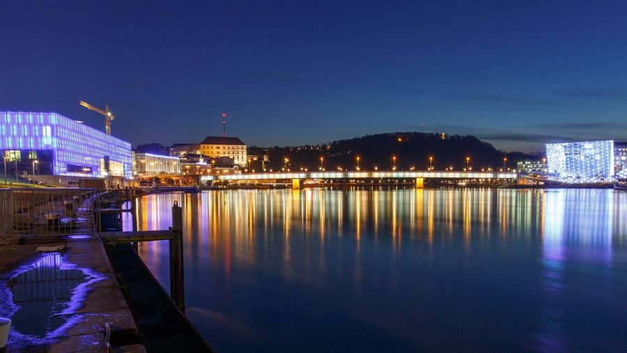 El Museo Lentos a la izquierda y el Ars Electronica Center a la derecha.