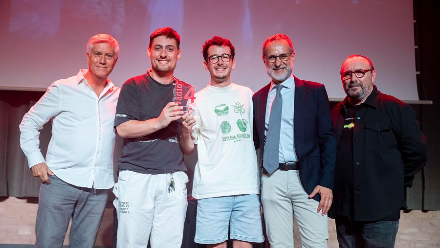 Foto de família amb l'entrega del premi