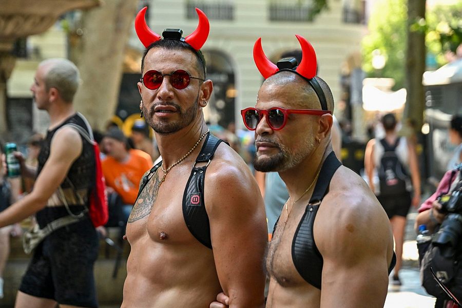 Dos asistentes a la manifestación del Orgullo que ha recorrido este sábado las calles de Madrid (EFE/ Fernando Villar)