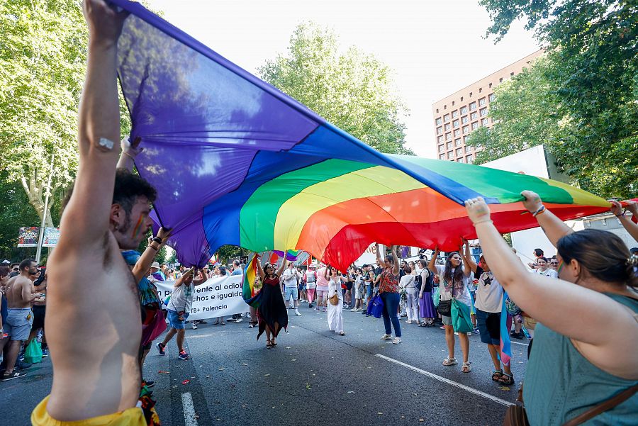 La bandera LGTBI ha estado muy preente durante todo el recorrido de la manifestación (EFE/Javier Lizón)