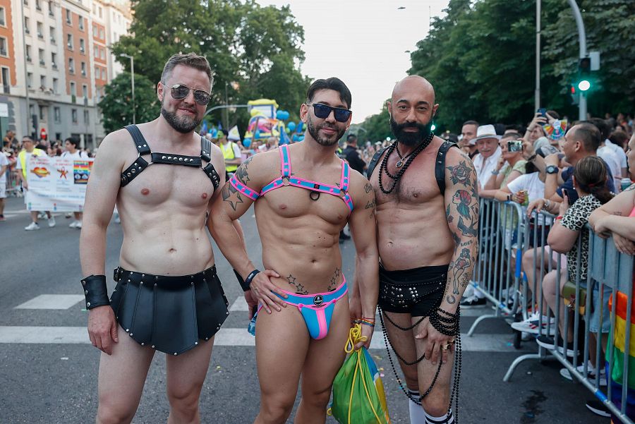 Tres participantes en la manifestación del Orgullo ( EFE/Javier Lizón)