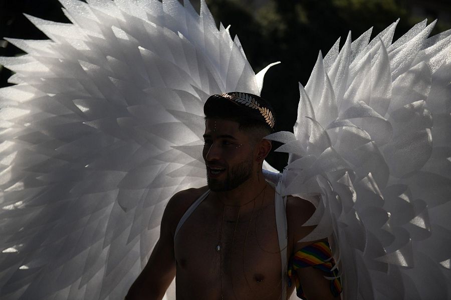 Un hombre vestido con alas en la manifestación del Orgullo (Fernando Sánchez / Europa Press)