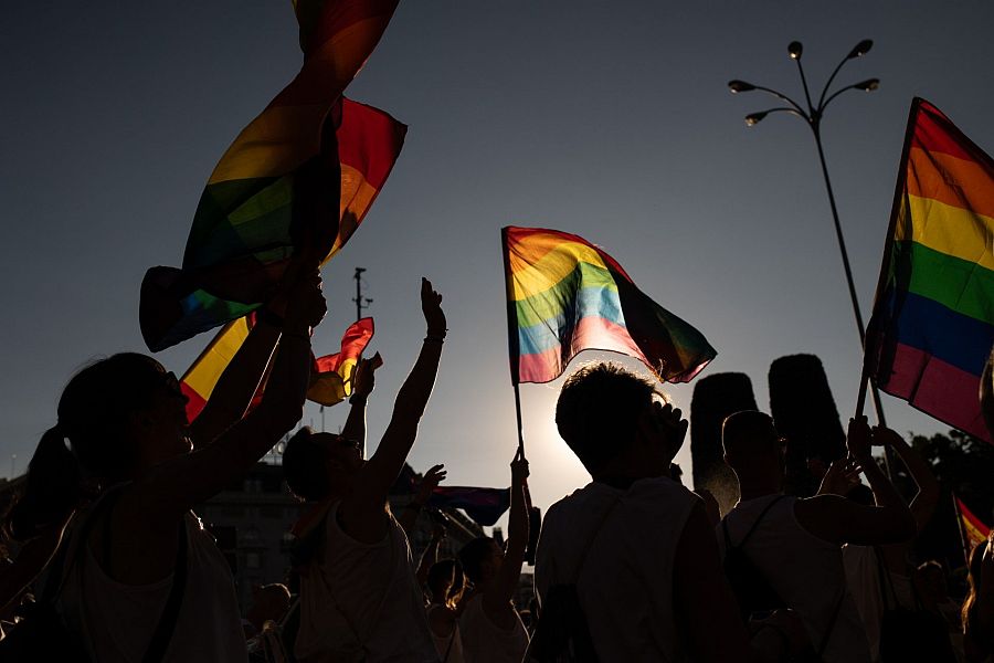 Manifestantes enarbolando la bandera 'Arco Iris'