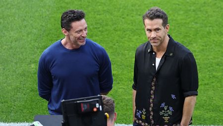 Ryan Reynolds y Hugh Jackman estuvieron presentes en el Estadio Olímpico de Berlín durante el Países Bajos - Turquía