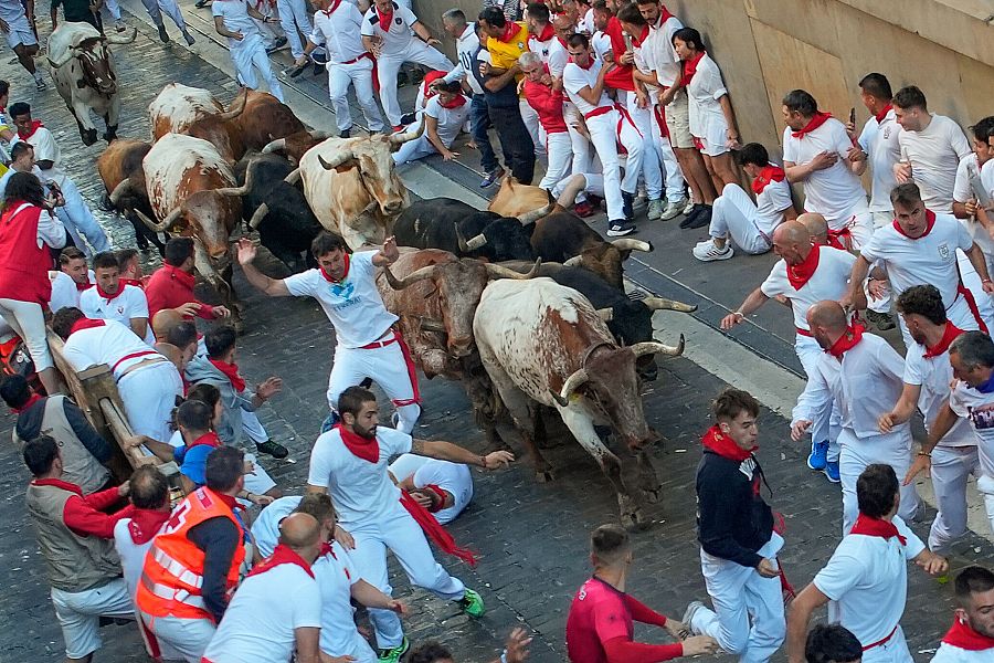 Mejores imágenes del primer encierro de San Fermín 2024: los toros suben por la cuesta de Santo Domingo