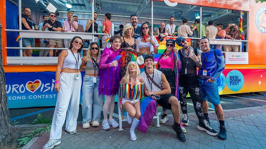 Artistas del Benidorm Fest y Eurovisión en la carroza de RTVE