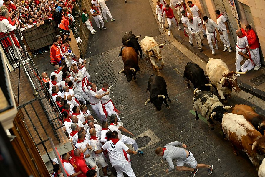 Mejores imágenes del segundo encierro de San Fermín 2024: los Cebada Gago salen de los corrales de Santo Domingo