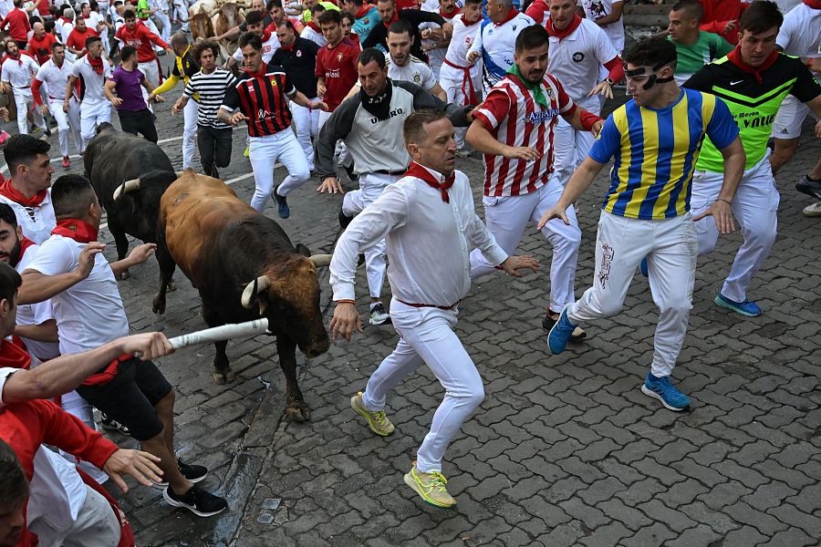 Mejores imágenes del segundo encierro de San Fermín 2024: los toros de Cebada Gago se han dividido