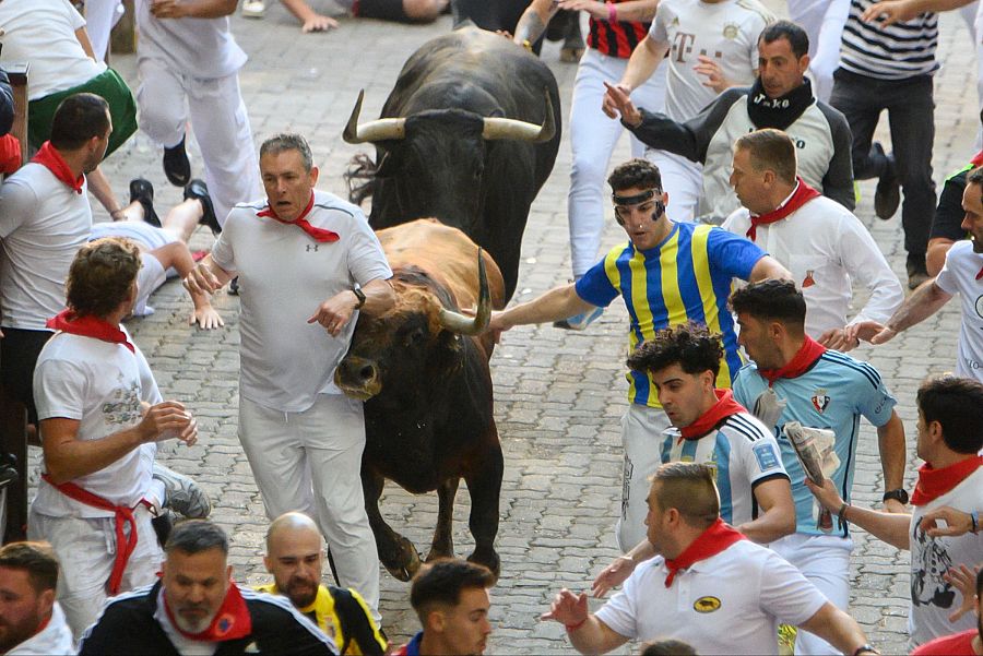 Mejores imágenes del segundo encierro de San Fermín 2024: los toros han dejado hueco a los corredores