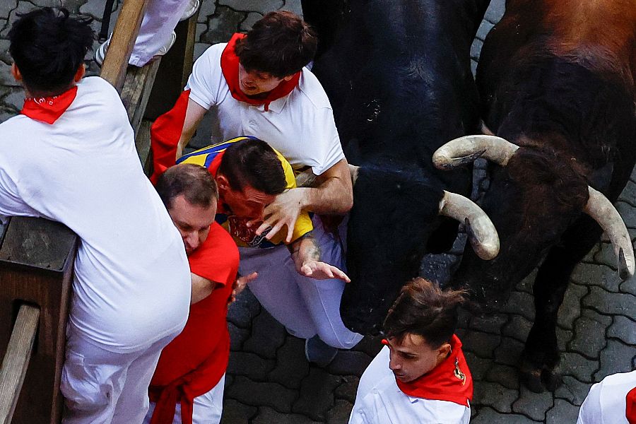 Mejores imágenes del segundo encierro de San Fermín 2024: en la curva de Telefónica se ha vivido un de los momentos de más peligro