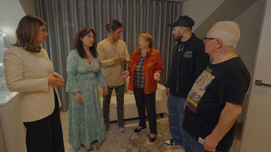 Chabeli, la madre de omar, Julio, la abuela de Omar, el abuelo de Omar y el propio Omar juntos viendo la casa y comentando momentos