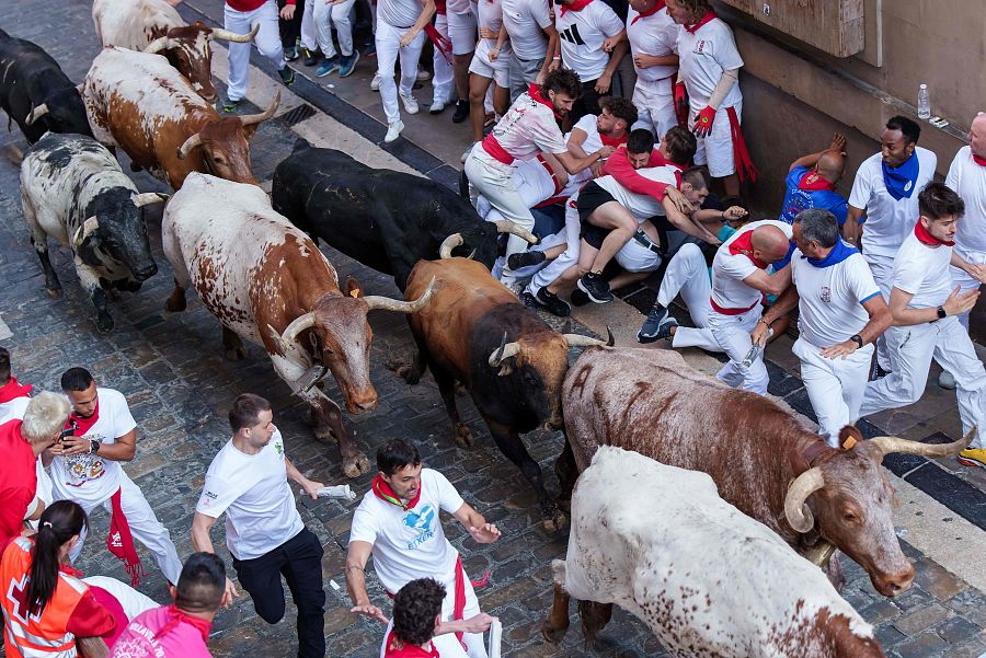 Mejores imágenes del segundo encierro de San Fermín 2024: los toros de Cebada Gago se lanzan a correr por la cuesta de Santo Domingo